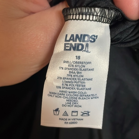 Lands’ End size 18 black halter swimsuit top with scrunch side and built-in cups - Picture 4 of 6